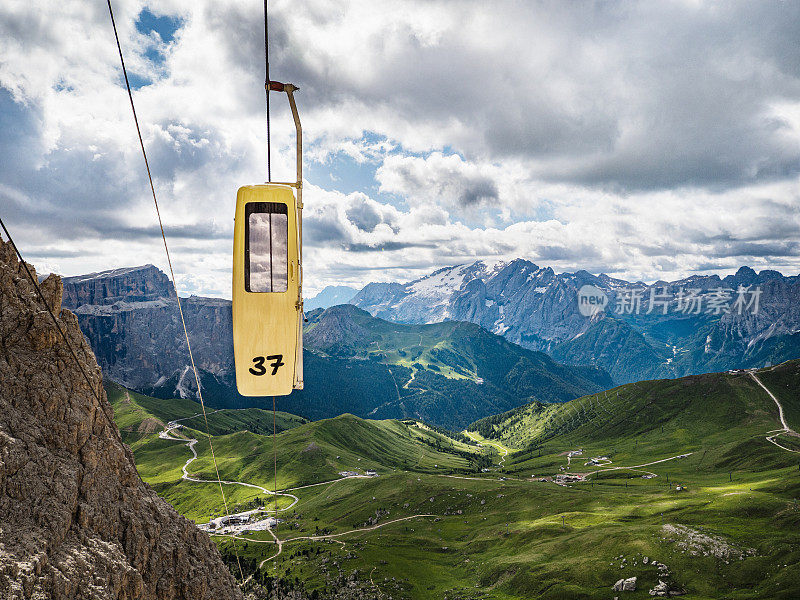 意大利Sella Pass的Dolomites缆车